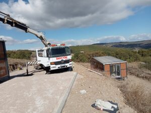 إنزال وتركيب البيوت الجاهزة لإستراحة مزرعة الجوز QM 1 .